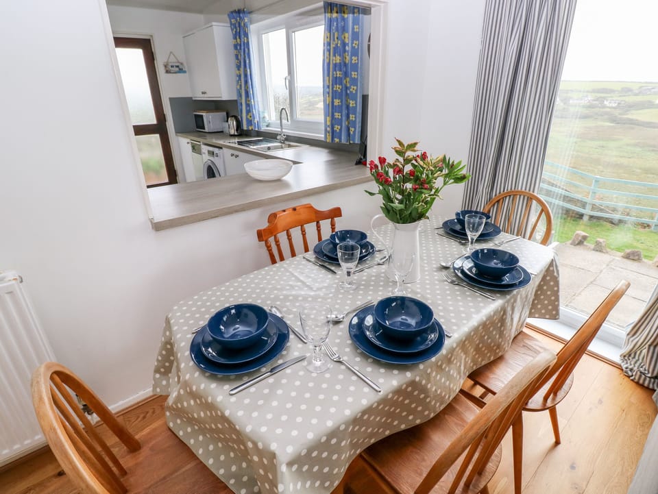 Cottage | Private kitchen | Dishwasher, cookware/dishes/utensils