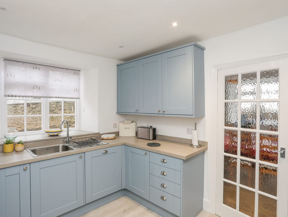 Cottage | Private kitchen | Fridge, dishwasher, electric kettle, toaster