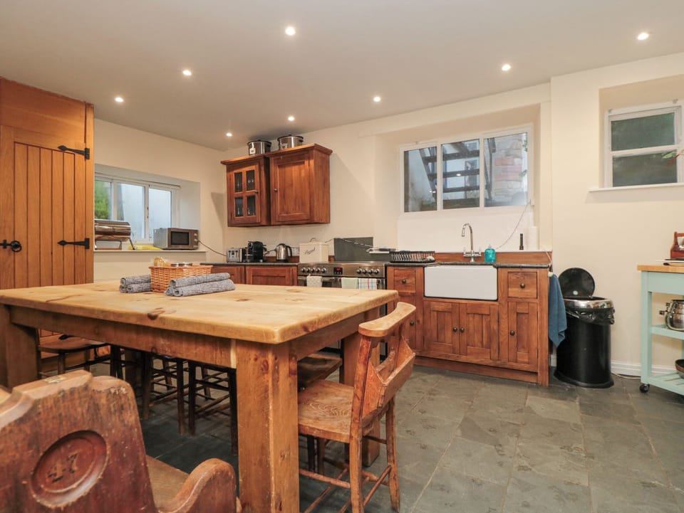 Cottage | Private kitchen | Fridge, microwave, dishwasher, toaster