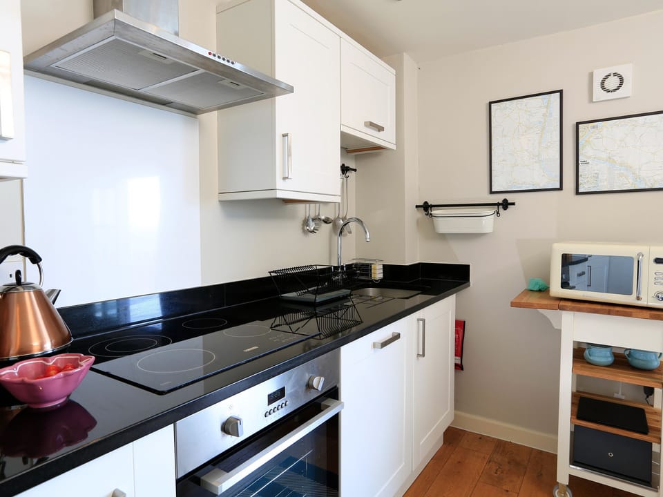 Cottage | Private kitchen | Microwave, electric kettle, toaster, cookware/dishes/utensils