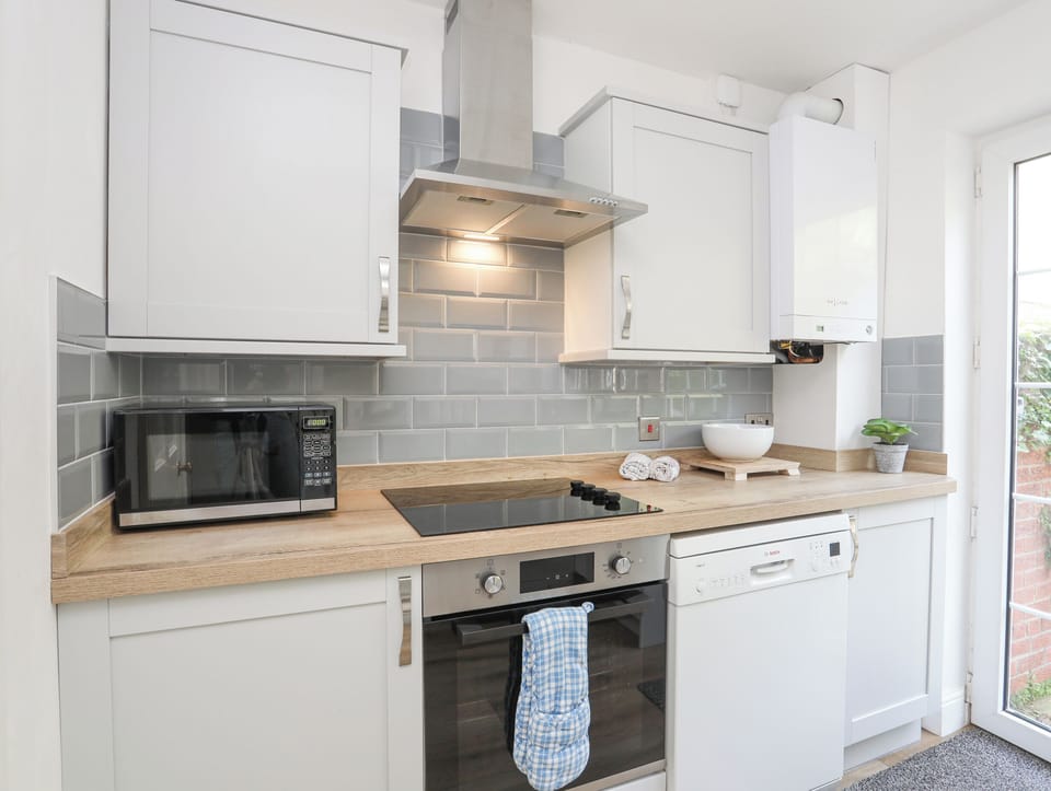 Cottage | Private kitchen | Fridge, dishwasher, electric kettle, toaster