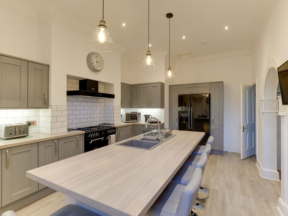 Cottage | Private kitchen | Microwave, dishwasher, electric kettle, toaster