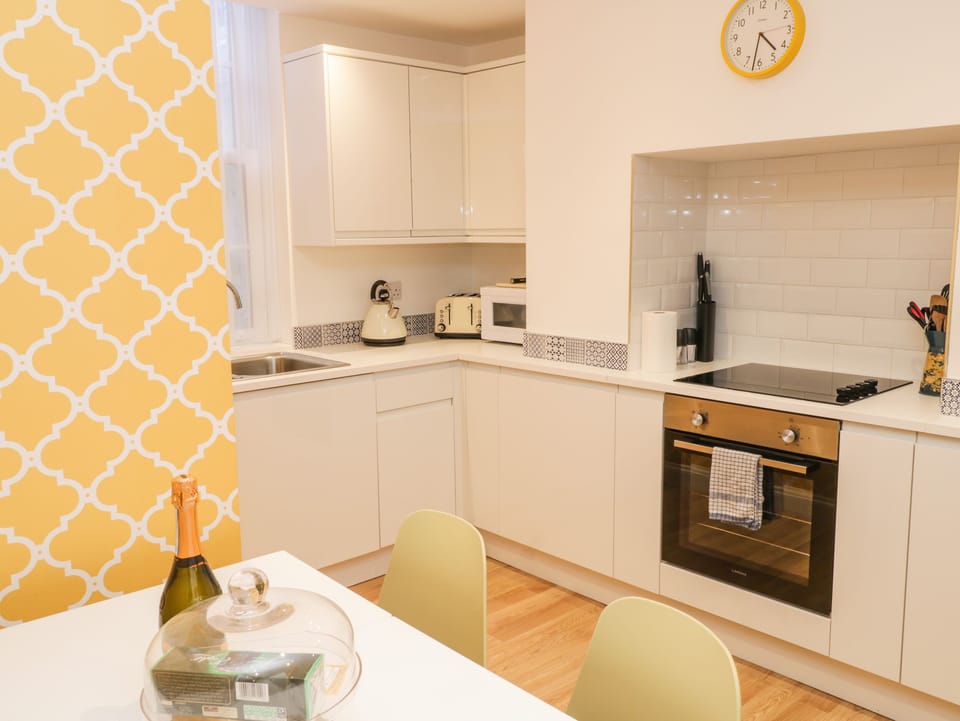 Cottage | Private kitchen | Dishwasher, cookware/dishes/utensils