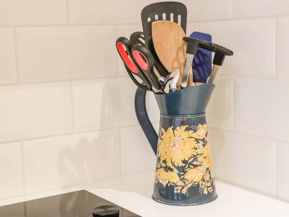 Cottage | Private kitchen | Dishwasher, cookware/dishes/utensils