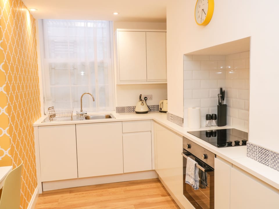 Cottage | Private kitchen | Dishwasher, cookware/dishes/utensils