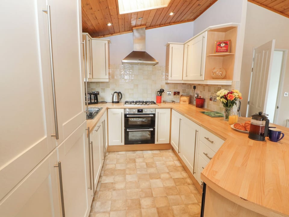 Cottage | Private kitchen | Dishwasher, highchair, cookware/dishes/utensils