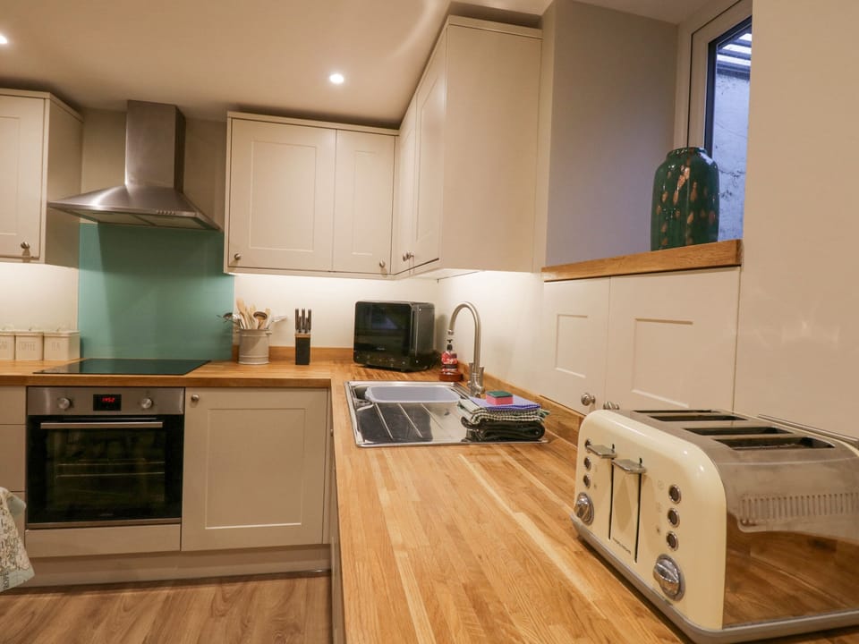Cottage | Private kitchen | Stovetop, dishwasher, cookware/dishes/utensils