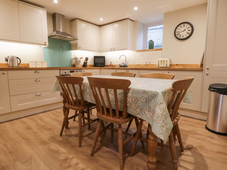 Cottage | Dining