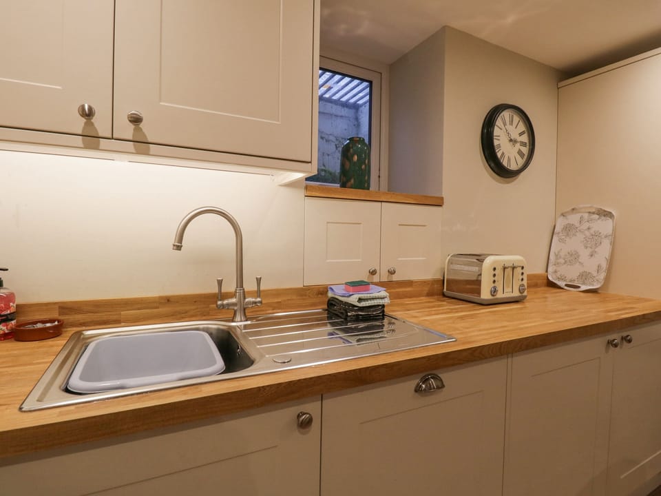 Cottage | Private kitchen | Stovetop, dishwasher, cookware/dishes/utensils