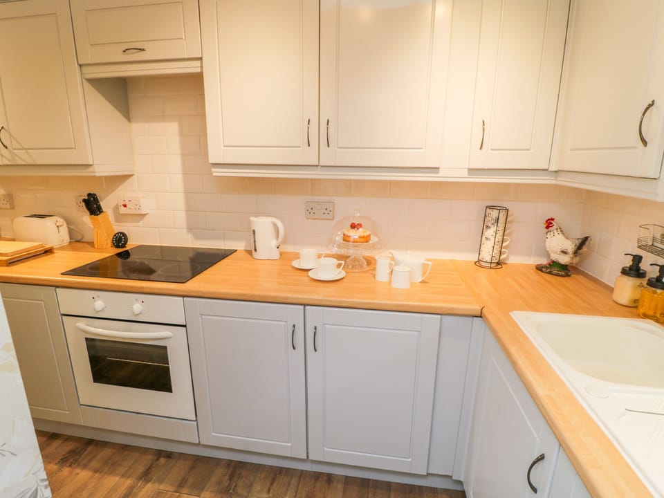 Cottage | Private kitchen | Microwave, cookware/dishes/utensils