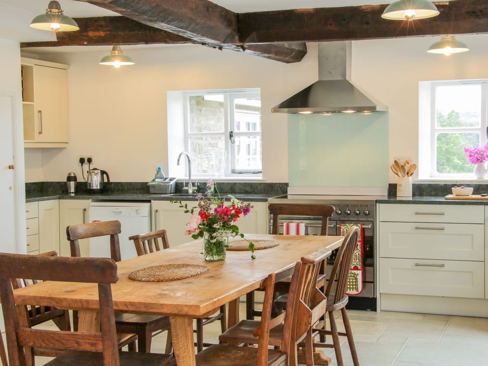Cottage | Private kitchen | Dishwasher, cookware/dishes/utensils