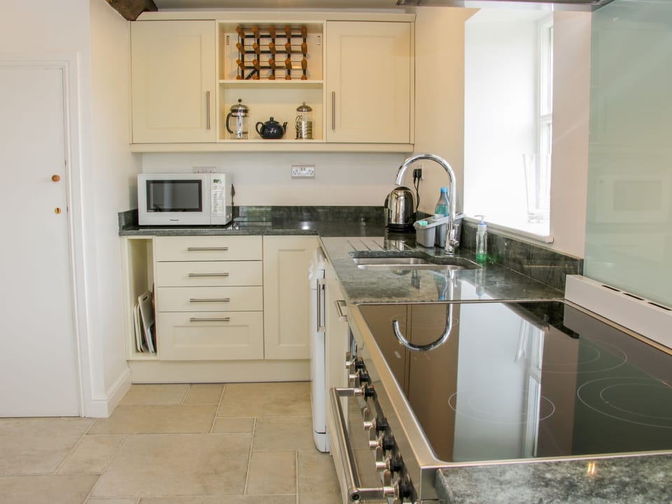 Cottage | Private kitchen | Dishwasher, cookware/dishes/utensils