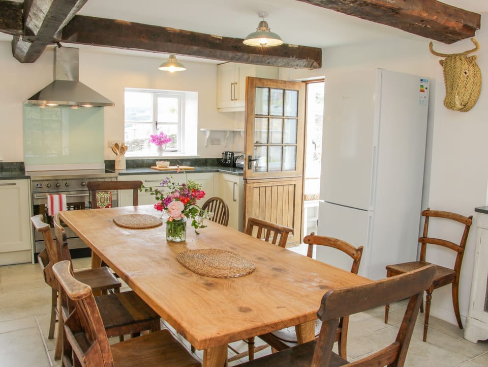 Cottage | Private kitchen | Dishwasher, cookware/dishes/utensils