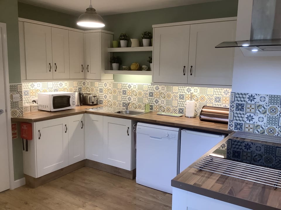 Cottage | Private kitchen | Fridge, microwave, stovetop, dishwasher