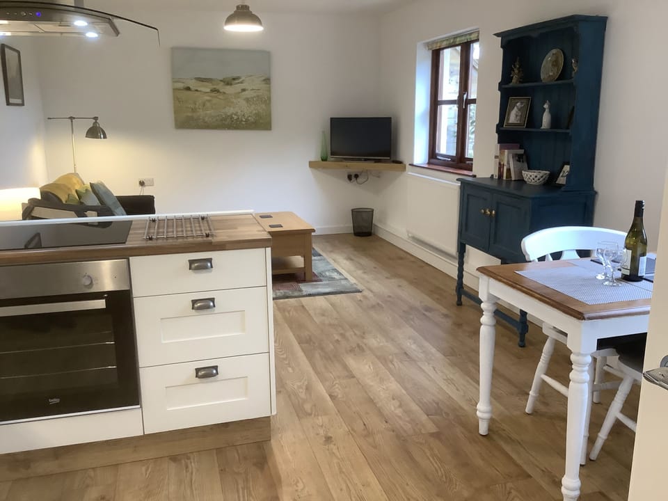 Cottage | Private kitchen | Fridge, microwave, stovetop, dishwasher