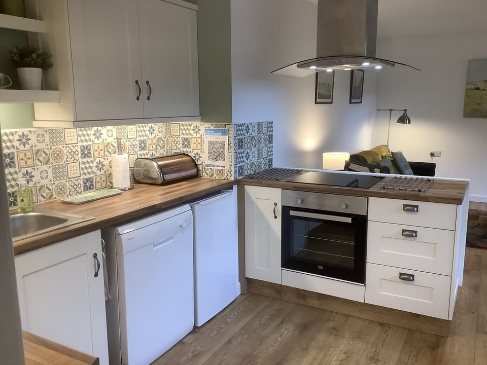 Cottage | Private kitchen | Fridge, microwave, stovetop, dishwasher