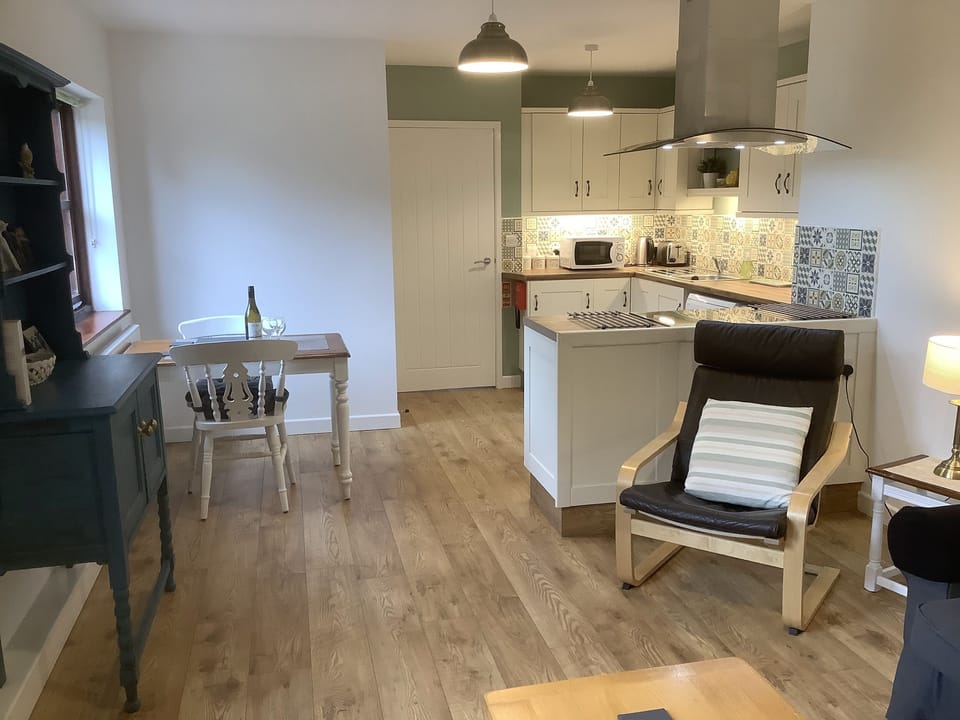 Cottage | Private kitchen | Fridge, microwave, stovetop, dishwasher