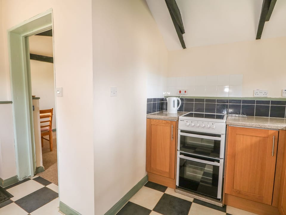Cottage | Private kitchen | Fridge, microwave, stovetop, cookware/dishes/utensils