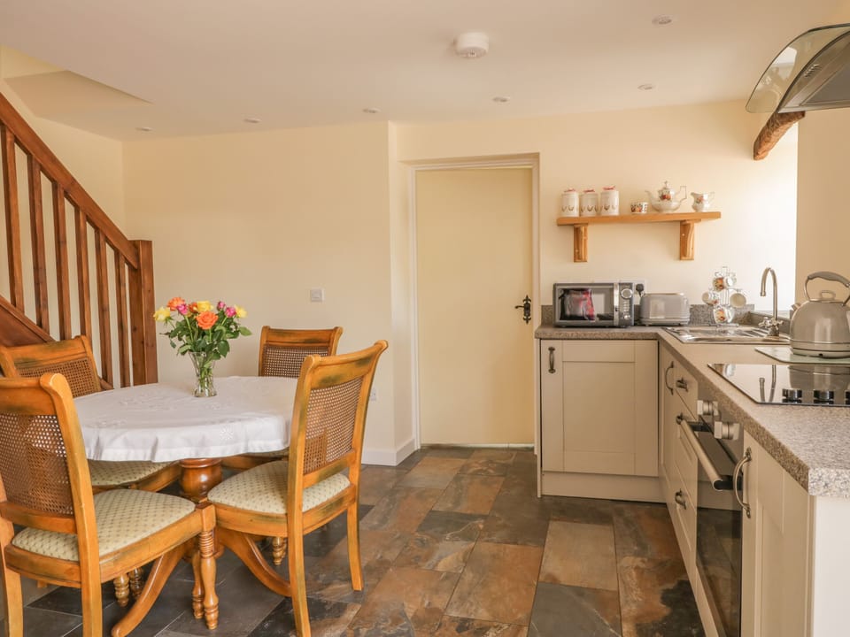 Cottage | Private kitchen | Fridge, microwave, stovetop, electric kettle