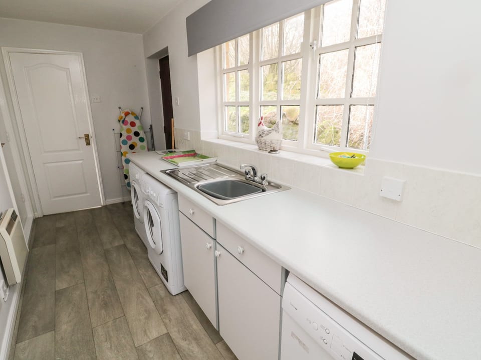 Cottage | Private kitchen | Dishwasher, highchair, cookware/dishes/utensils