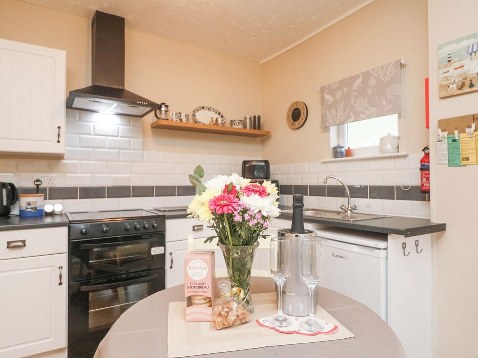 Cottage | Private kitchen | Fridge, microwave, electric kettle, toaster