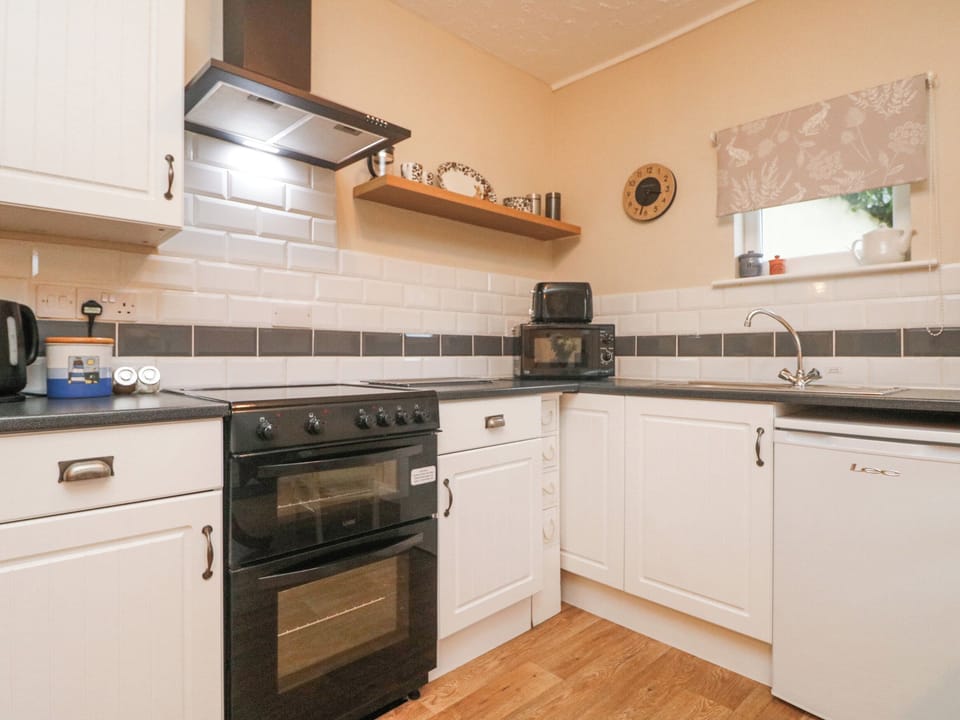Cottage | Private kitchen | Fridge, microwave, electric kettle, toaster