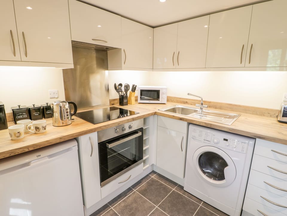 Cottage | Private kitchen | Fridge, microwave, cookware/dishes/utensils