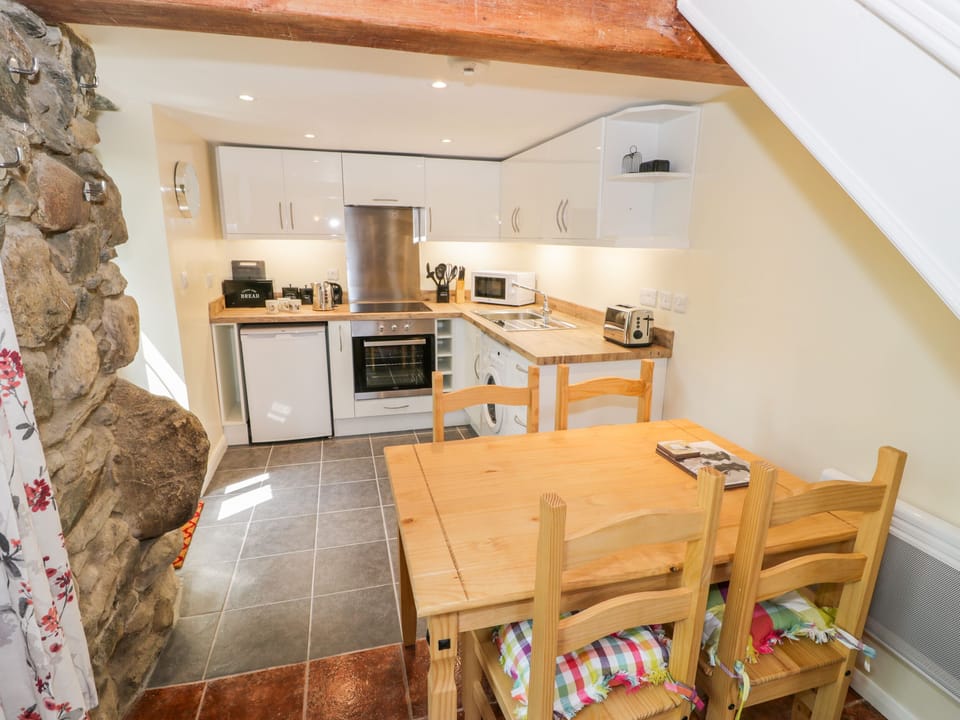 Cottage | Private kitchen | Fridge, microwave, cookware/dishes/utensils