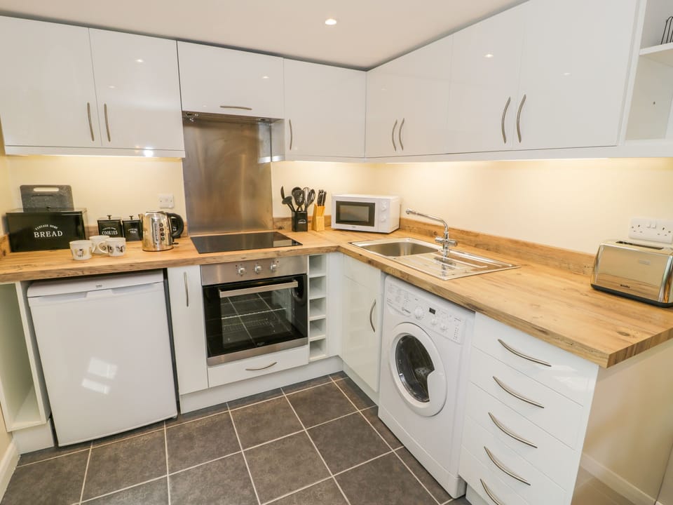 Cottage | Private kitchen | Fridge, microwave, cookware/dishes/utensils