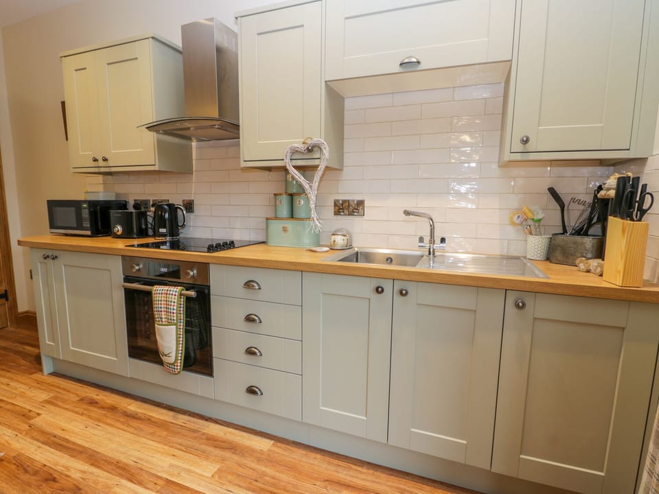 Cottage | Private kitchen | Fridge, microwave, cookware/dishes/utensils