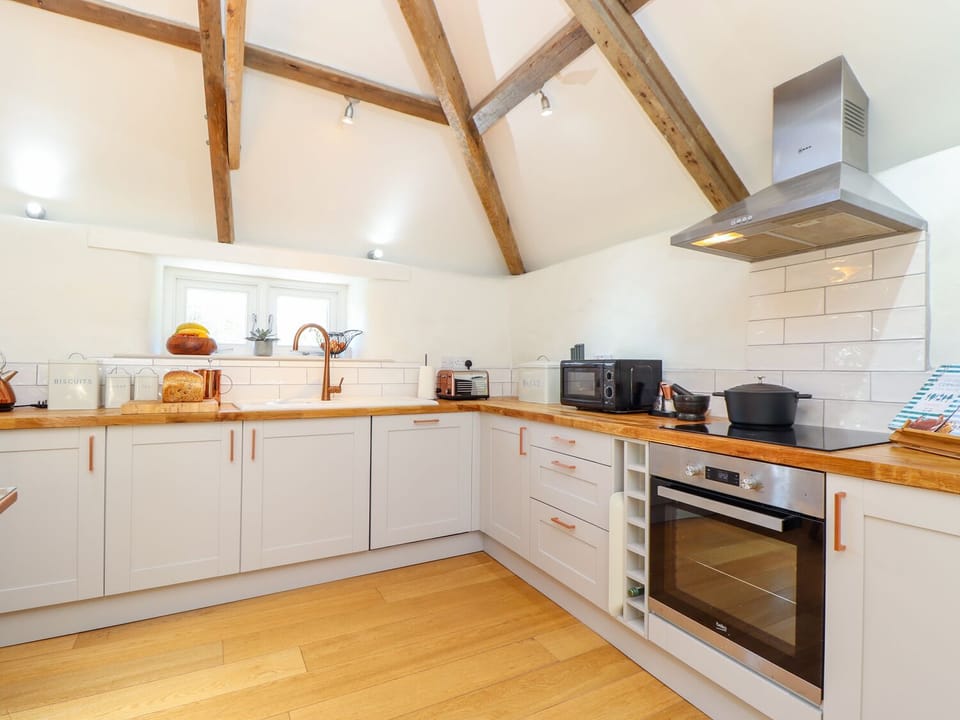 Cottage | Private kitchen | Microwave, stovetop, dishwasher, electric kettle