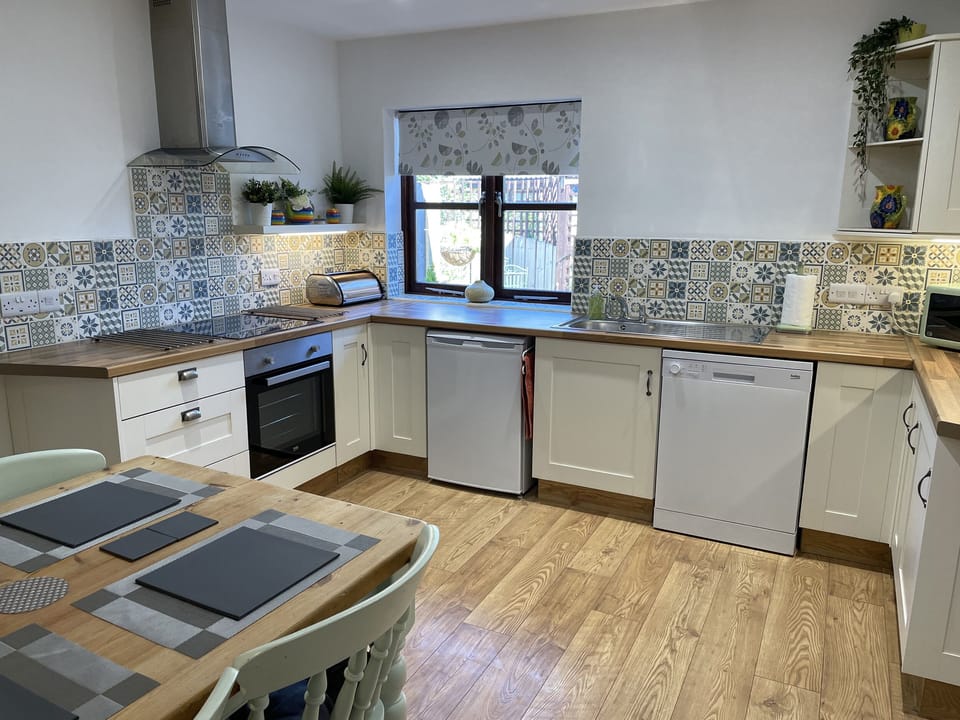 Cottage | Private kitchen | Microwave, stovetop, dishwasher, electric kettle