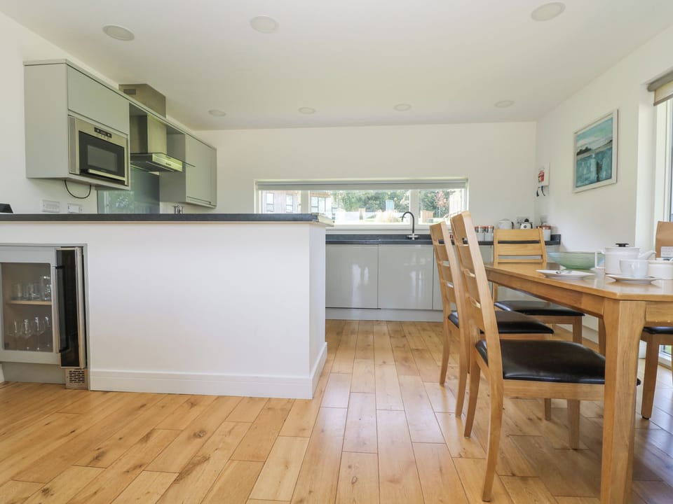 Cottage | Dining