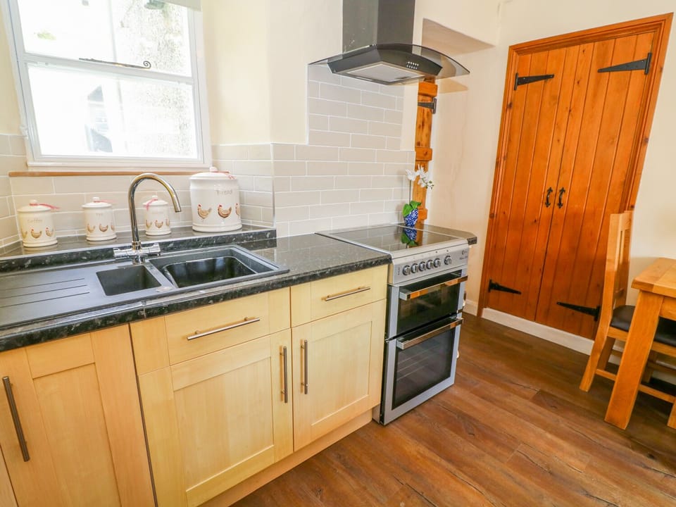 Cottage | Private kitchen | Dishwasher, cookware/dishes/utensils