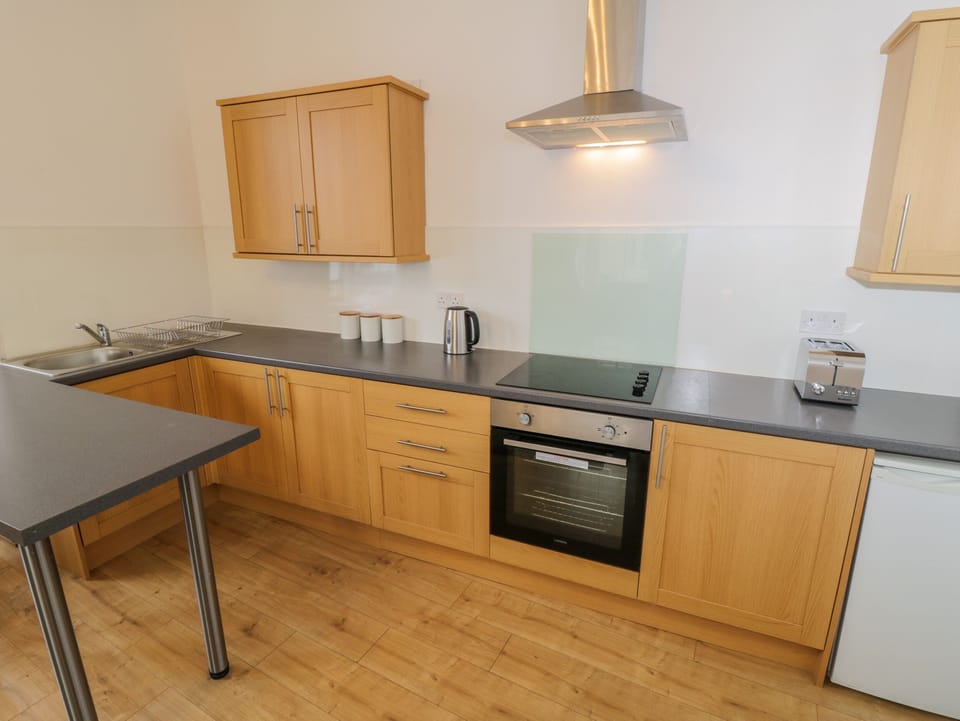 Cottage | Private kitchen | Fridge, microwave, electric kettle, toaster