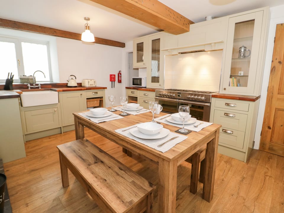 Cottage | Private kitchen | Dishwasher, highchair, cookware/dishes/utensils