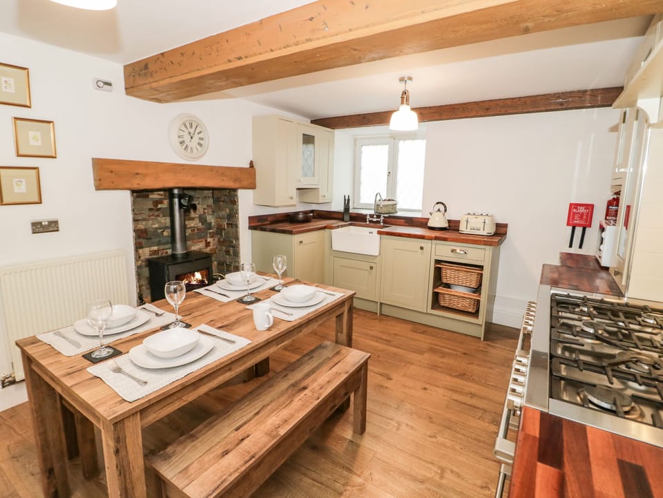Cottage | Private kitchen | Dishwasher, highchair, cookware/dishes/utensils