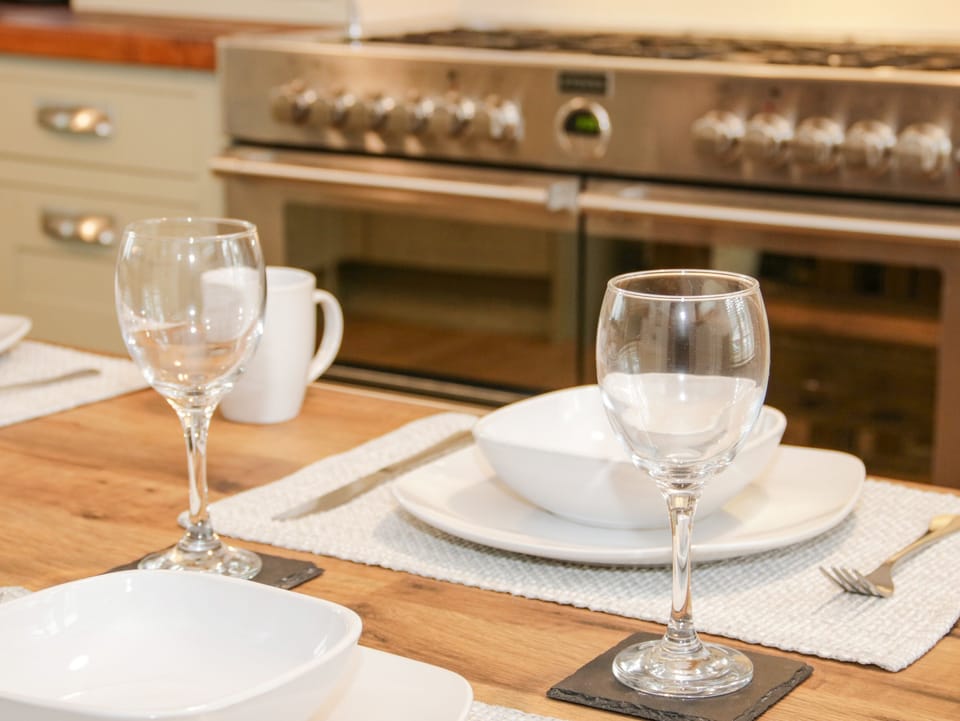 Cottage | Private kitchen | Dishwasher, highchair, cookware/dishes/utensils