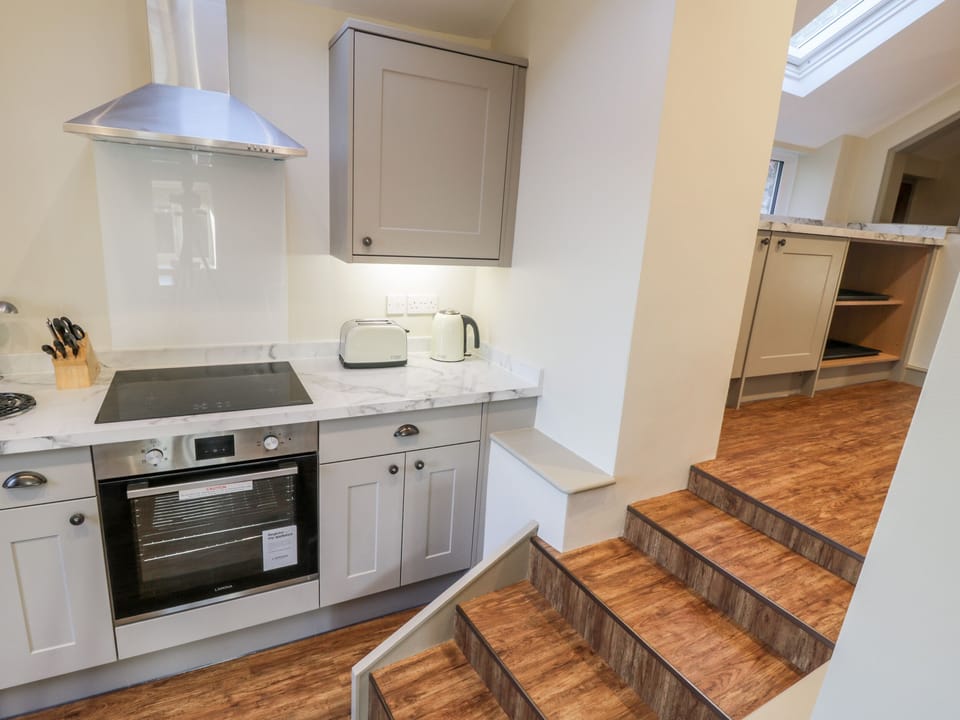 Cottage | Private kitchen | Dishwasher, cookware/dishes/utensils