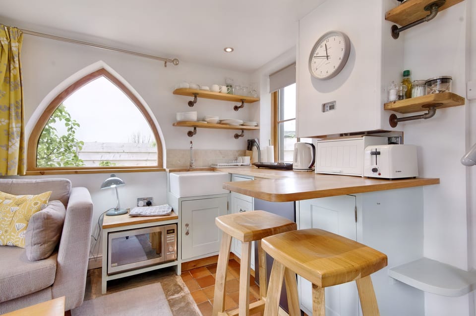 Cottage | Private kitchen | Stovetop, cookware/dishes/utensils