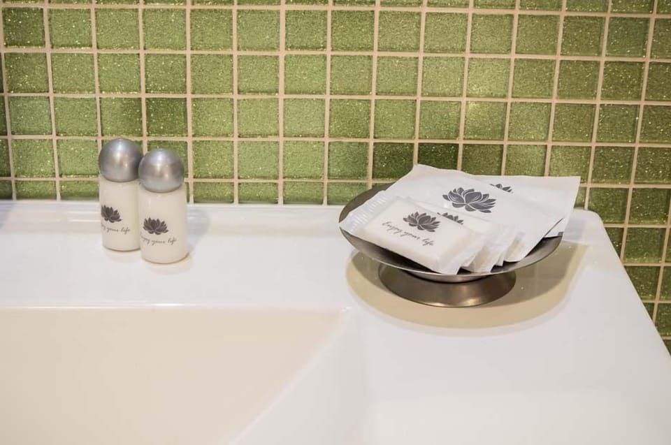 Double Room | Bathroom | Shower, free toiletries, hair dryer, bathrobes