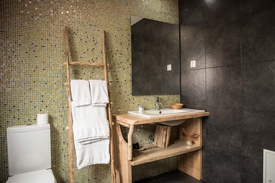 Villa, 1 Bedroom | Bathroom | Shower, free toiletries, hair dryer, bathrobes