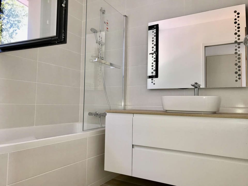 First floor - Bathroom 2 - Bathtube