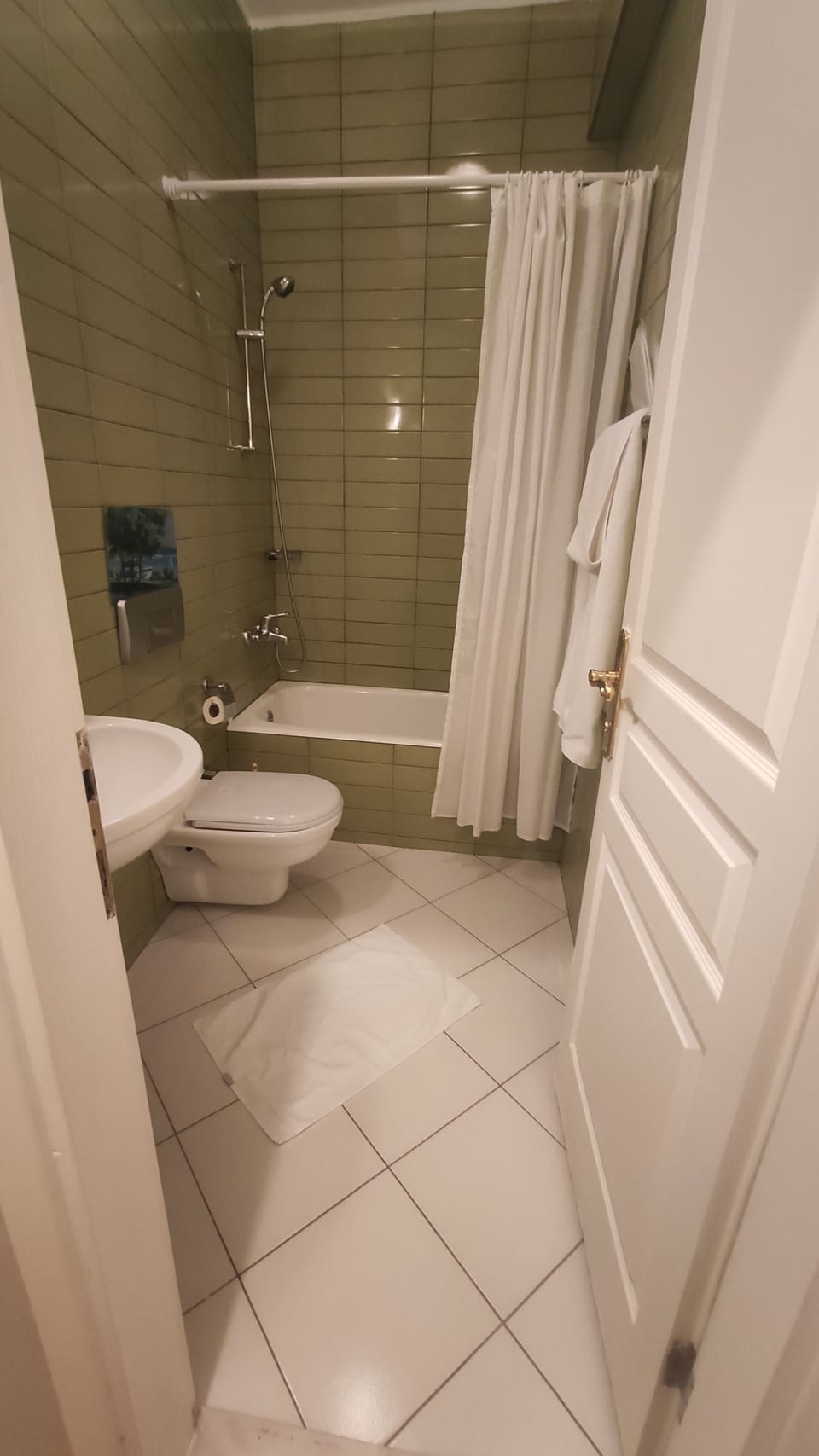 Family Room | Bathroom | Bathtub, hair dryer, slippers, towels