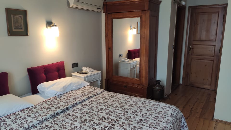 Superior Double Room, Balcony | Minibar, in-room safe, soundproofing, free WiFi