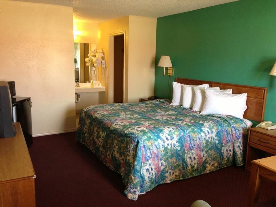 Soundproofing, iron/ironing board, free WiFi