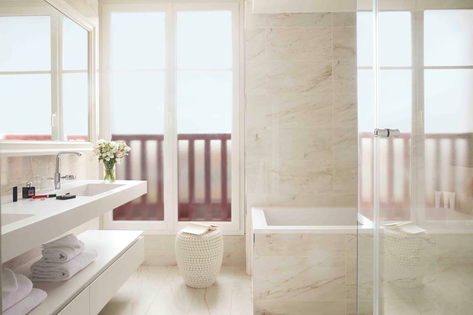 Suite, 1 Double Bed, Sea View | Bathroom | Free toiletries, hair dryer, bathrobes, slippers