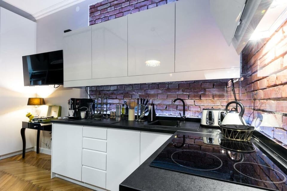 Deluxe Apartment | Private kitchenette | Fridge, microwave, oven, stovetop