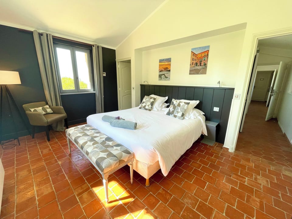 Premium bedding, iron/ironing board, free cribs/infant beds, free WiFi