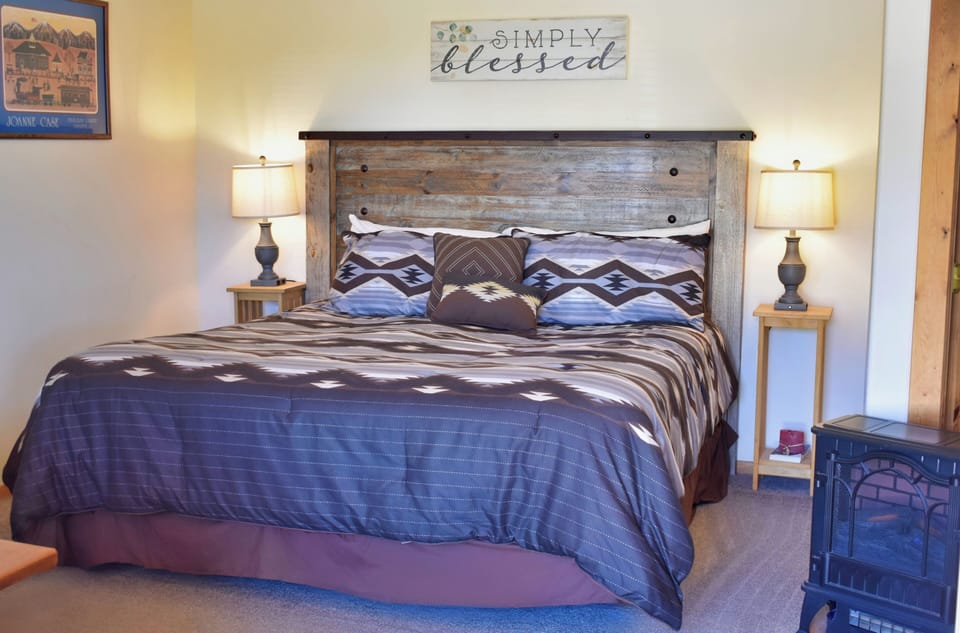Romantic Cabin (Piney Cabin) | Premium bedding, individually decorated, individually furnished